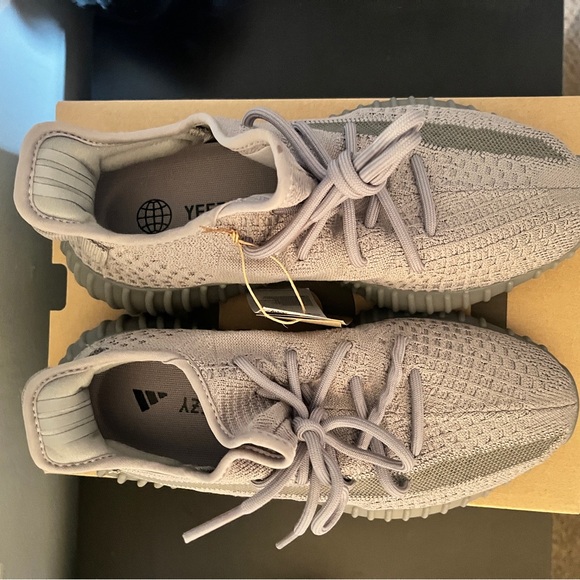 GREY YEEZY BOOST 350 V2 (NWT) - Picture 3 of 12